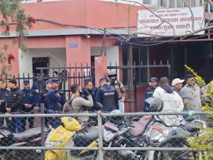 सरकारी कार्यालयबाट बिचौलिया खाली गराउने अभियानमा प्रहरी