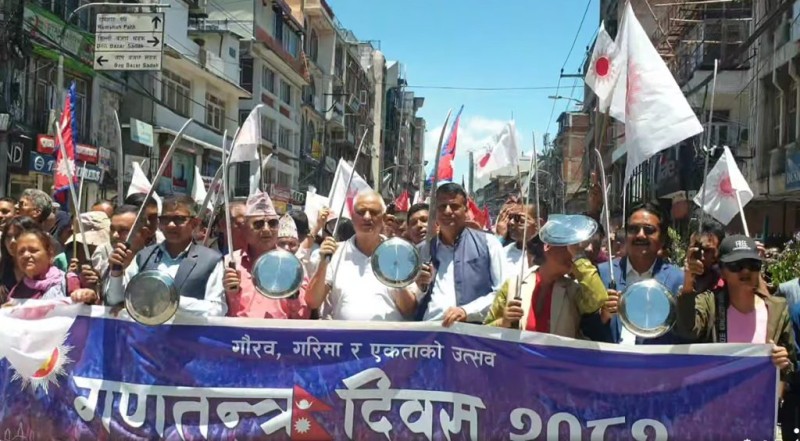 प्रतीकात्मक तरबार र ढालसहित एमालेको प्रदर्शन