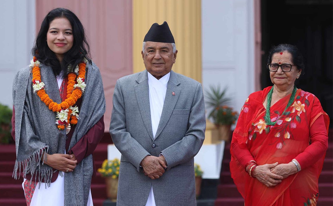 palesha-Gobardhan-rewarded-by-President-ramChandra-Poudel3-1725552082.jpg